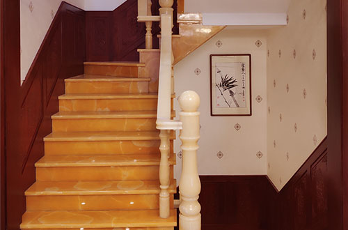 义安中式别墅室内汉白玉石楼梯的定制安装装饰效果